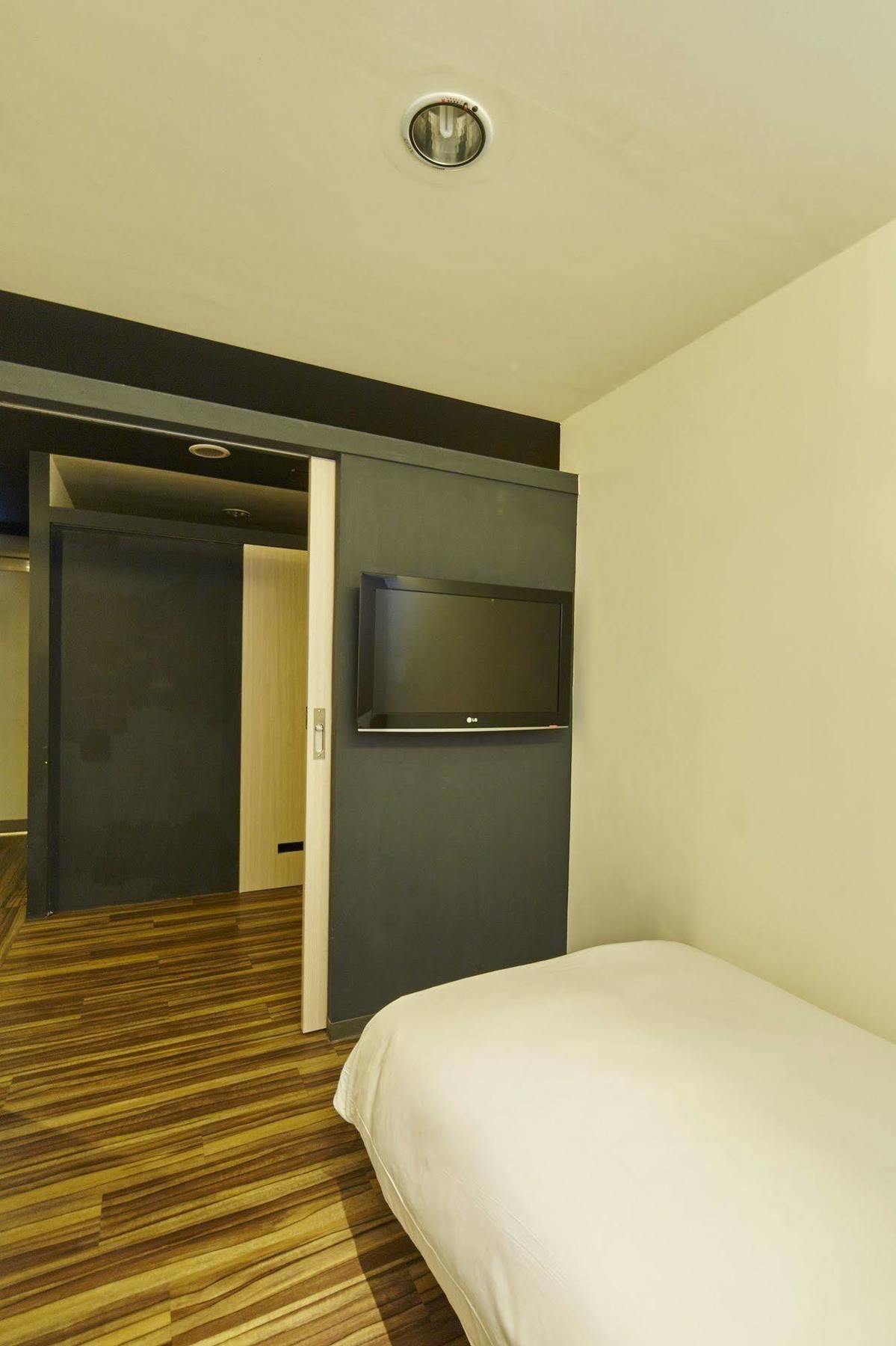 Single Inn- Kaohsiung Linsen Exterior photo